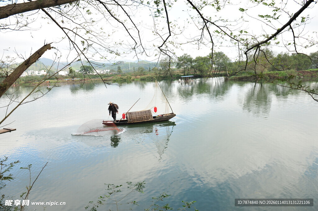 湖上泛舟享悠然时光