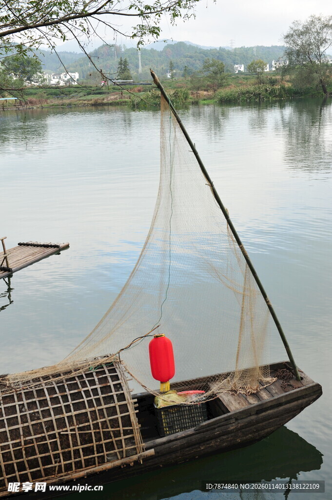 湖上渔船撒网捕鱼场景