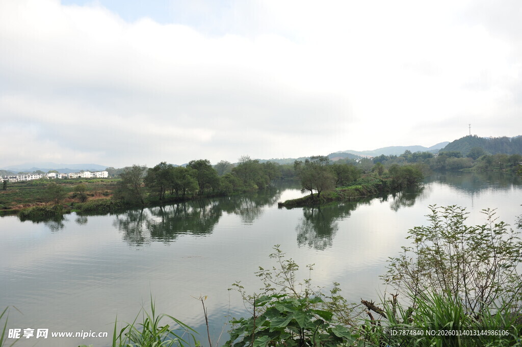 宁静河畔自然风光