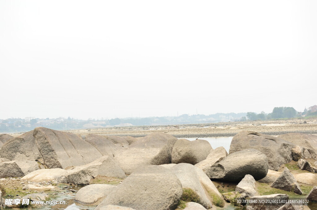 河岸旁的堆积石块景观