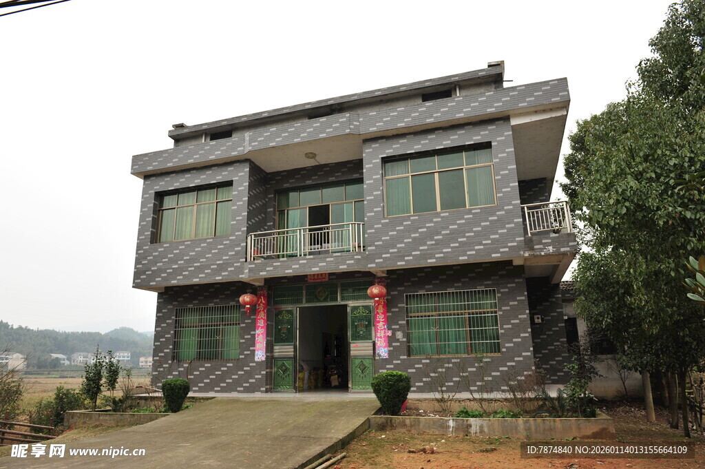 中式两层乡村自建楼房