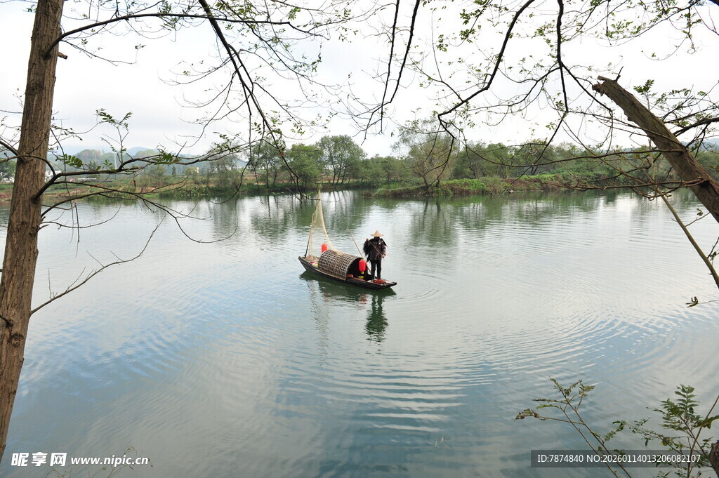 湖畔小舟上的悠然时光