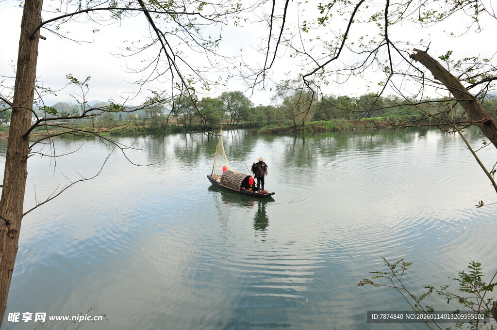 湖畔小船悠游的惬意时光