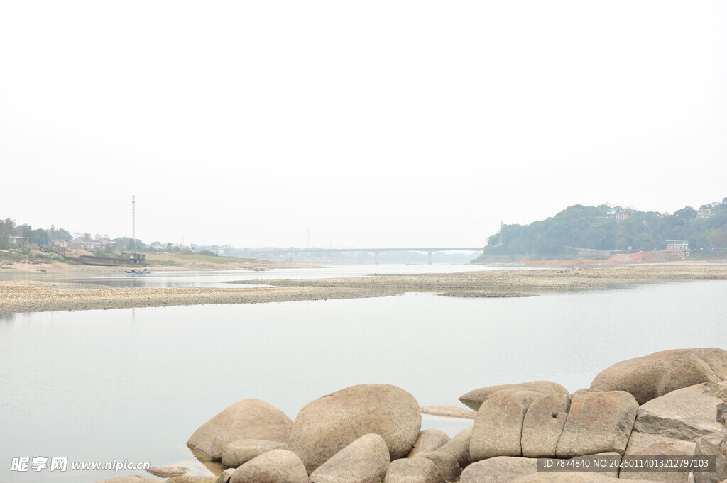 河畔石景 宁静自然风光