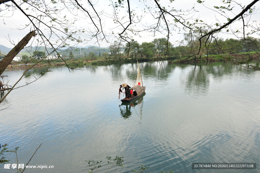湖上泛舟享悠然时光