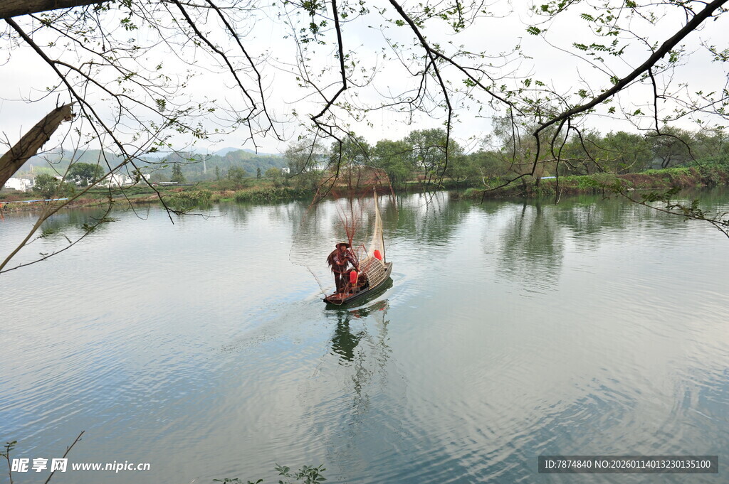 泛舟湖面赏春日湖光山色