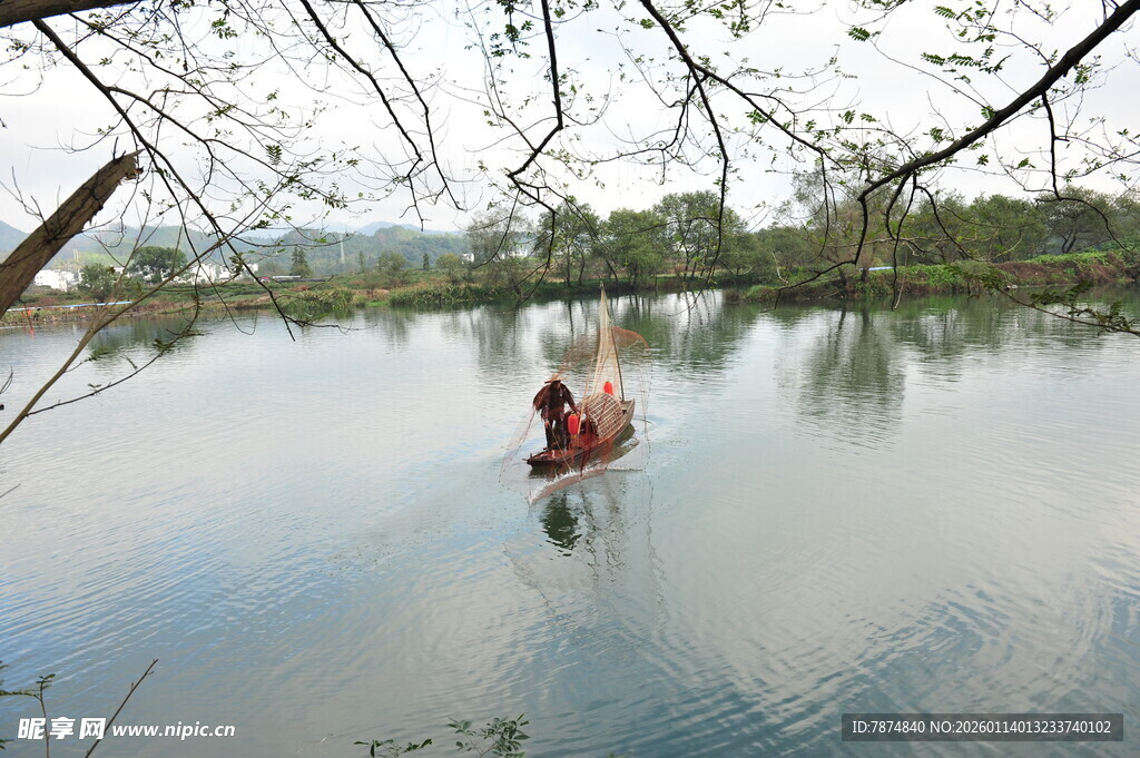 湖上泛舟享悠然时光