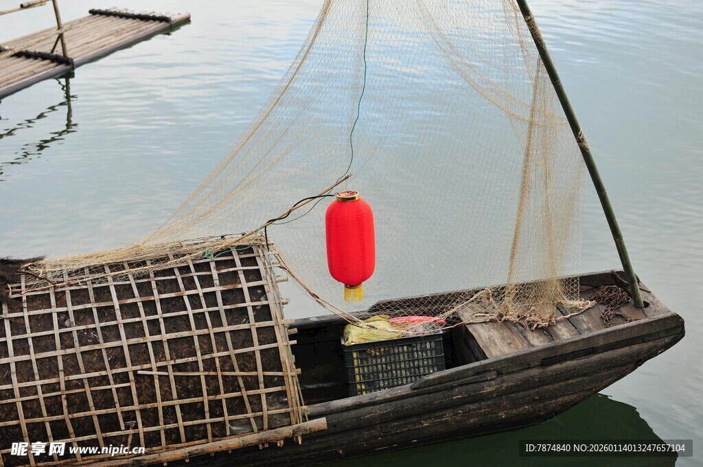 水上渔船与红色灯笼
