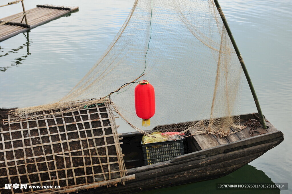 江上渔船挂红灯笼