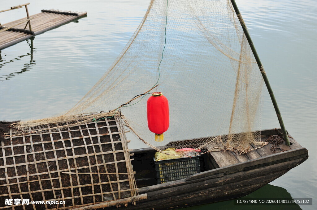 江上渔船挂红灯笼