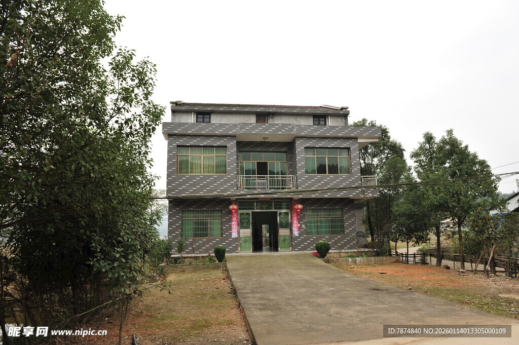 乡村两层楼房 绿树环绕