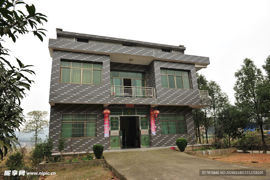 乡村两层自建楼房外观