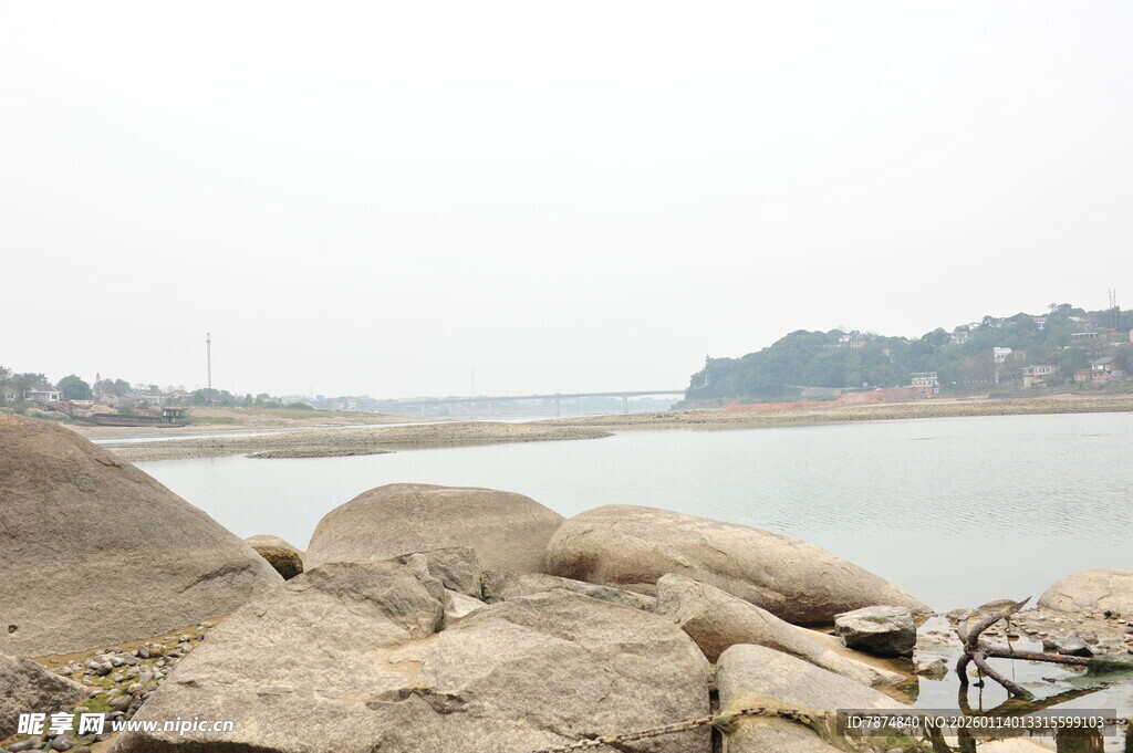 湖畔巨石景观