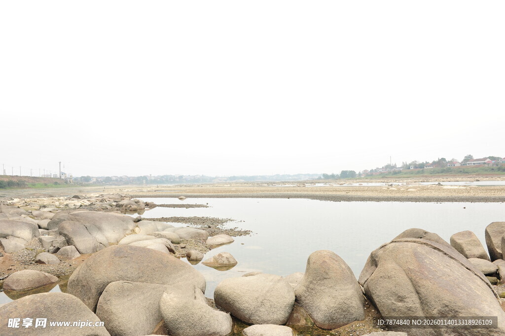 河边嶙峋怪石景观