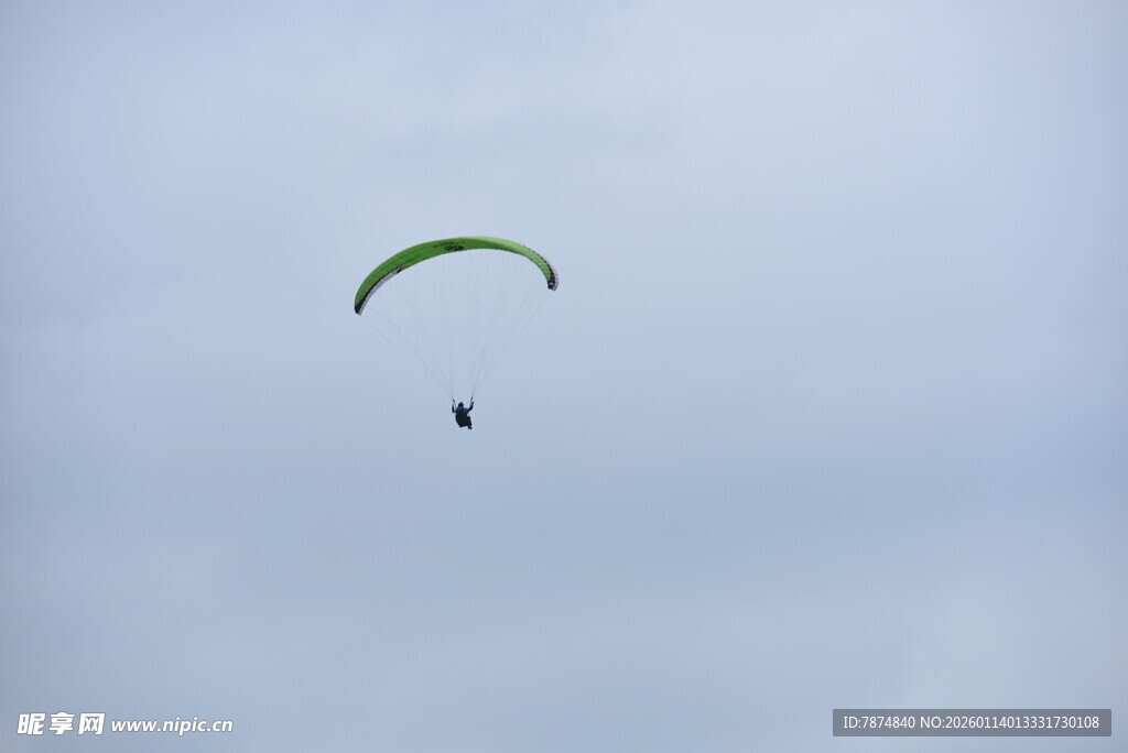 天空中飞翔的滑翔伞