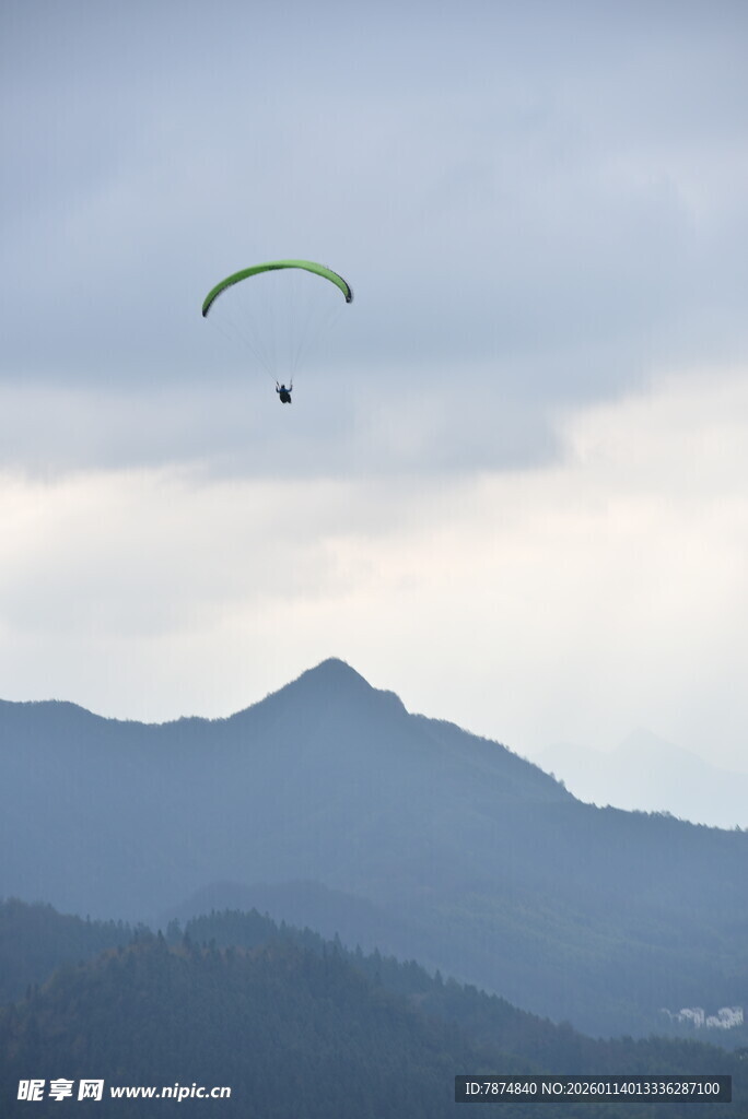 山间滑翔伞翱翔天际