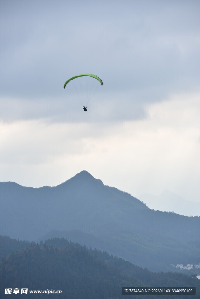 空中滑翔伞翱翔于山峦间