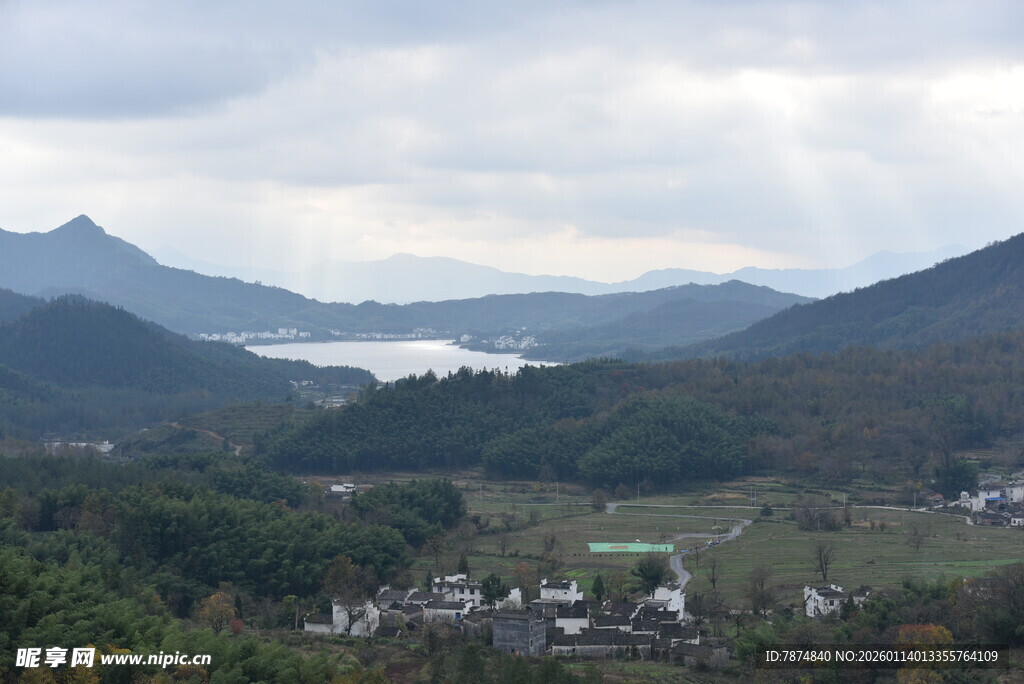 山间村落与湖景风光