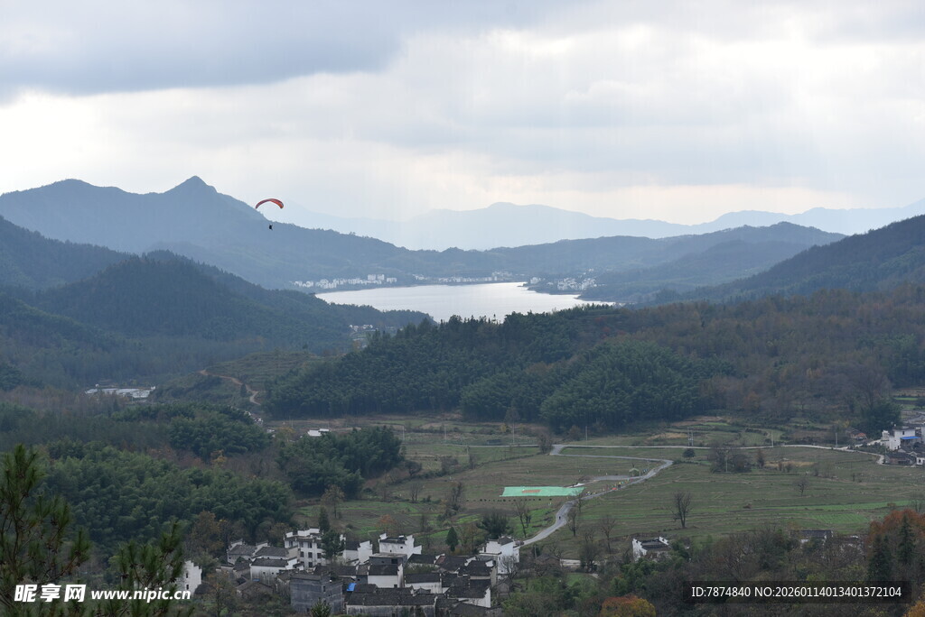 山间美景 俯瞰宁静村落