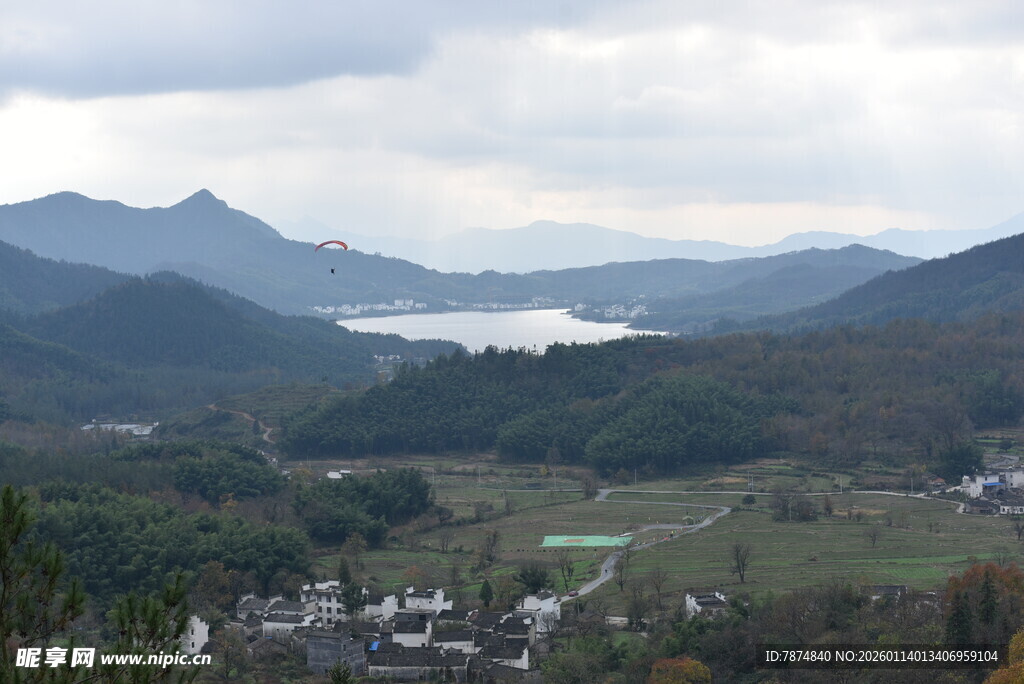 山间村落与湖泊美景