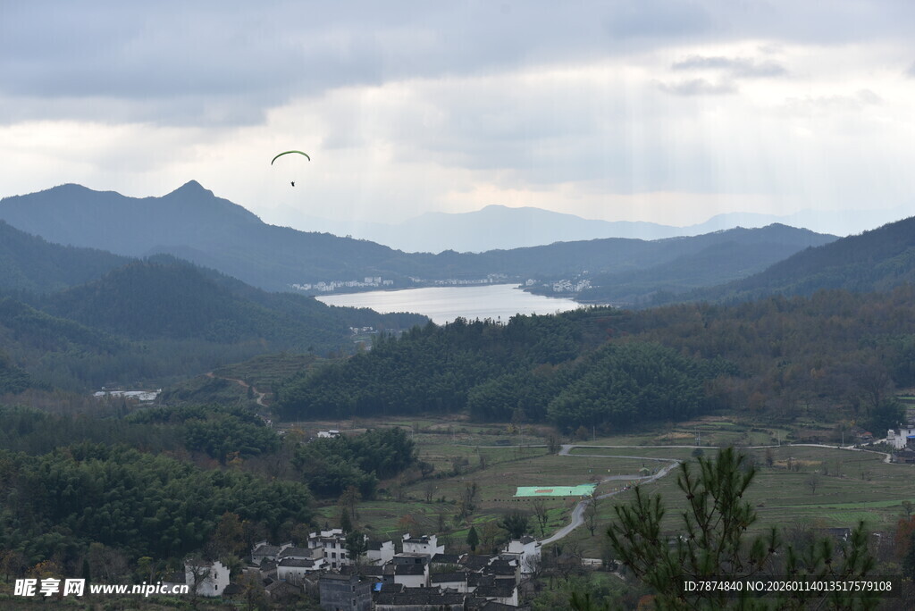 山间湖泊与村落美景