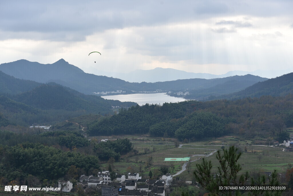 山间村落与湖景风光