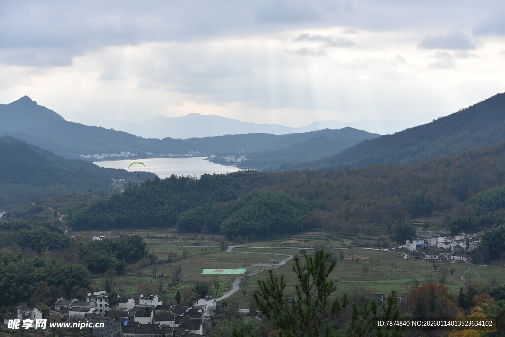山间村落与湖泊美景