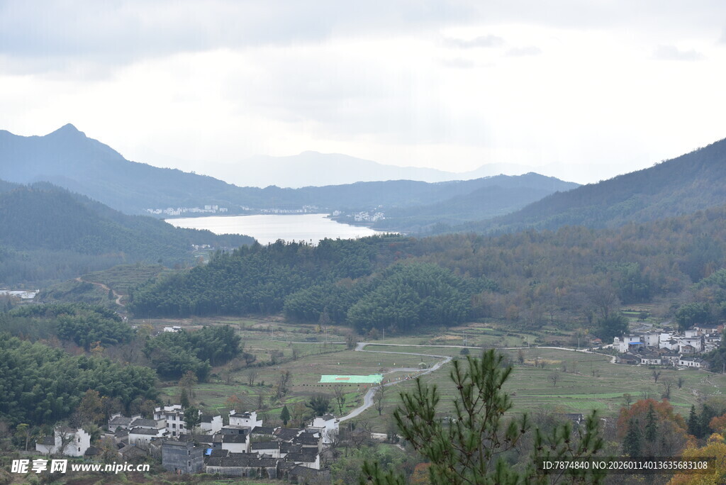 山间村落与湖泊的秀丽景致