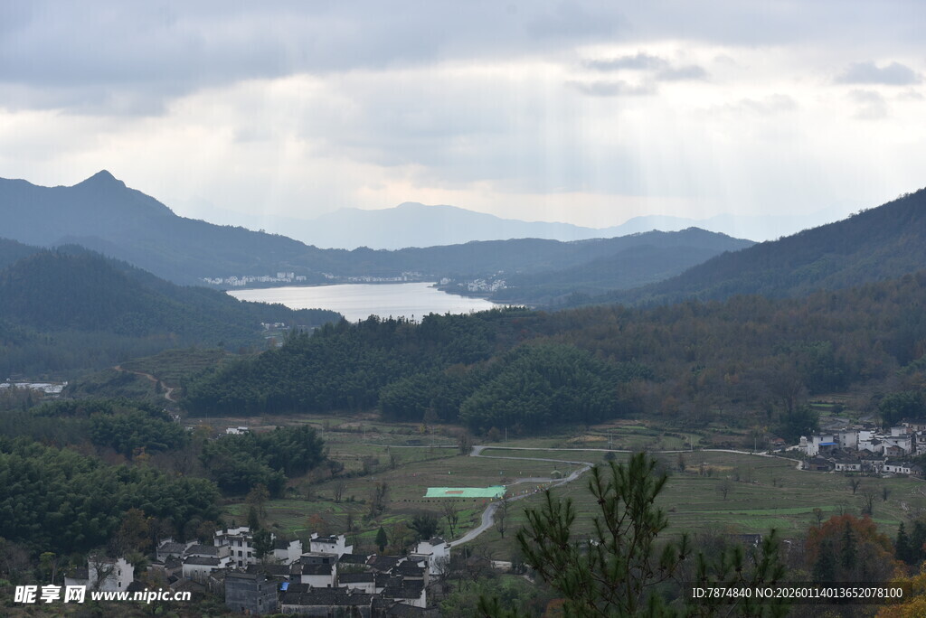 山间湖畔村落美景