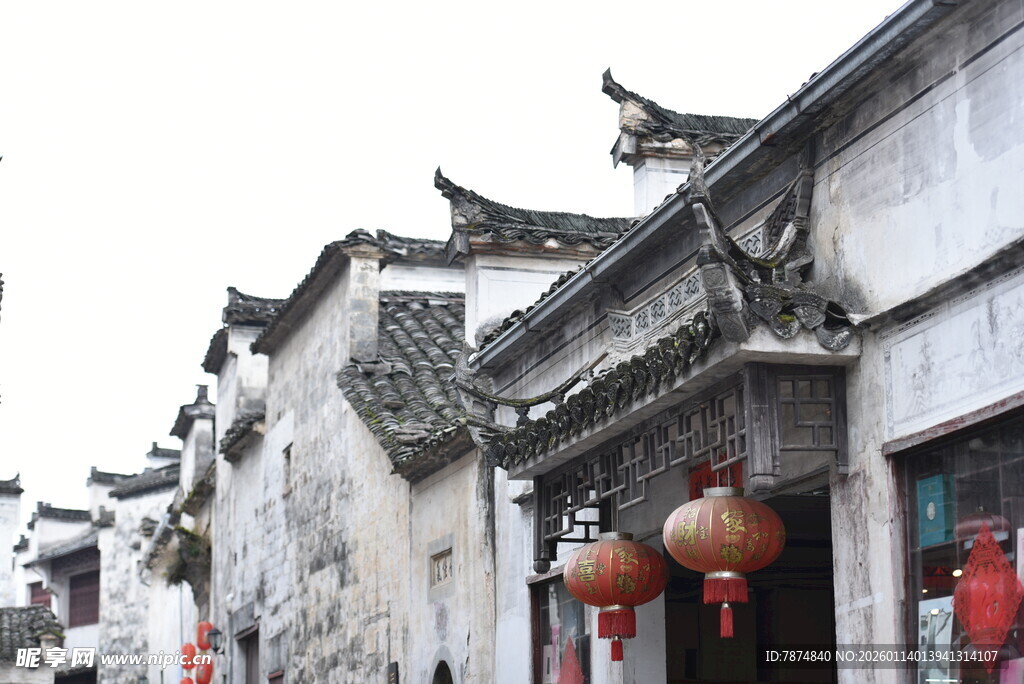 古巷中式建筑挂红灯笼