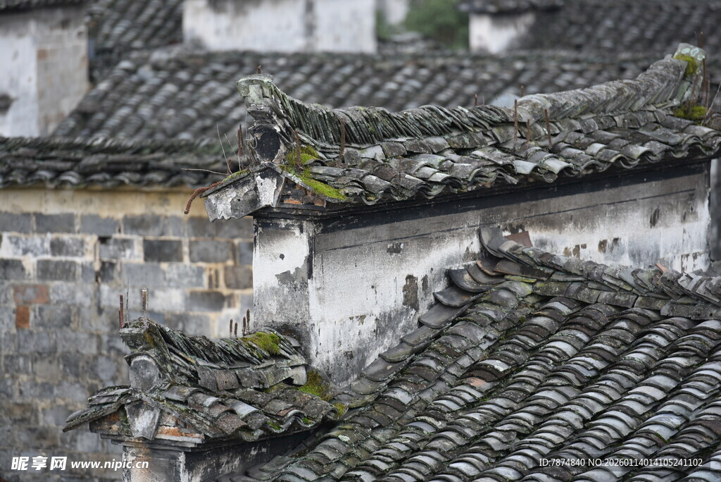古旧屋顶 岁月斑驳痕迹