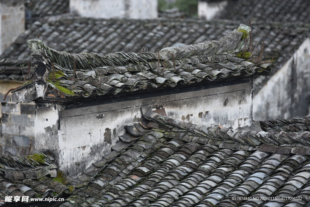 古旧屋顶 尽显岁月痕迹