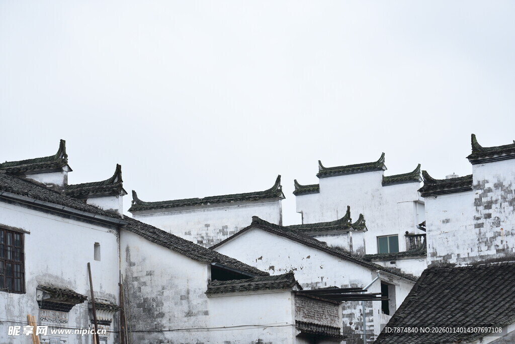 江南白墙黑瓦古建筑群