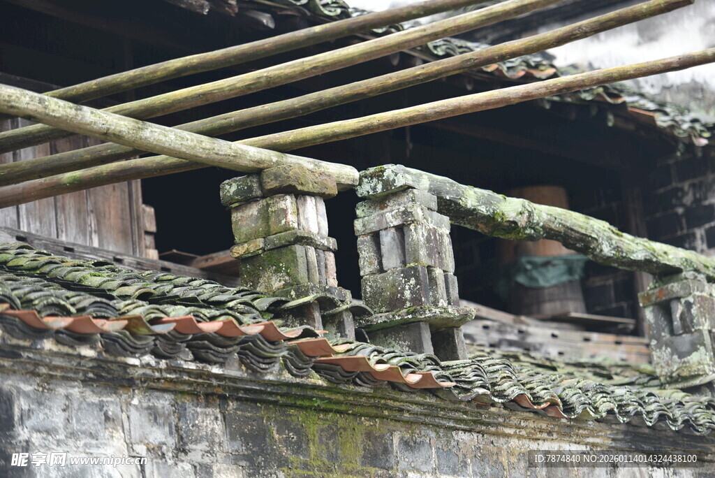 古旧屋檐木雕细节展示