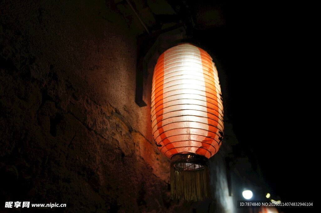 复古壁挂灯笼散发暖光