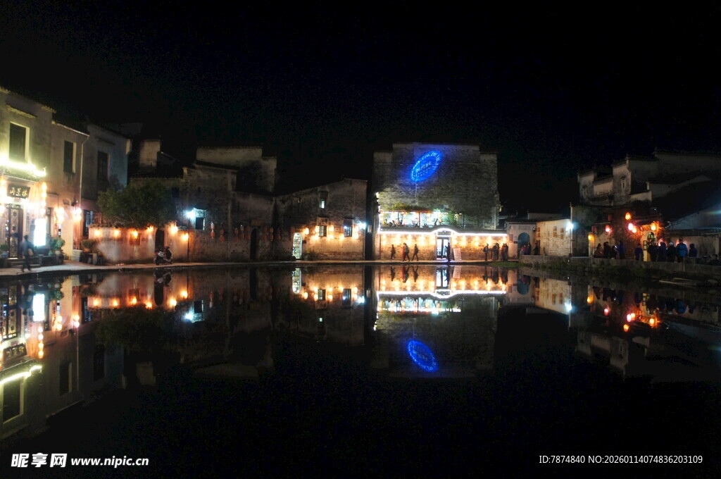 夜晚城镇湖面美丽倒影