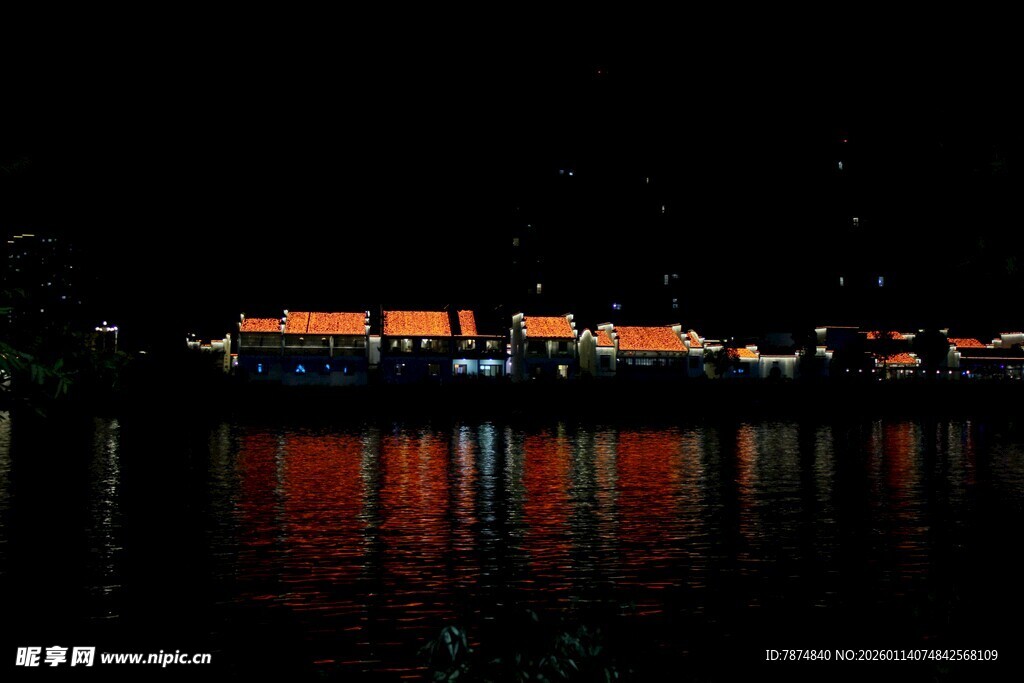 湖畔夜景 建筑灯光映水面