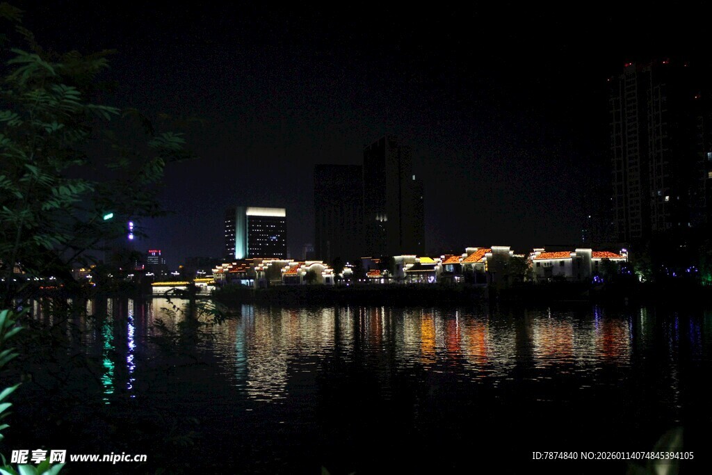 城市夜景湖畔璀璨倒影