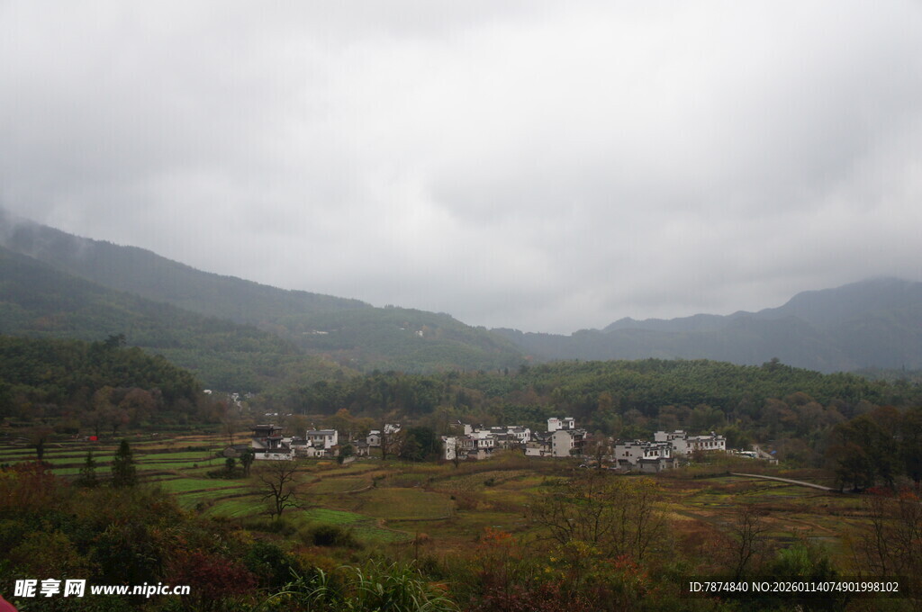 云雾缭绕的山间村落