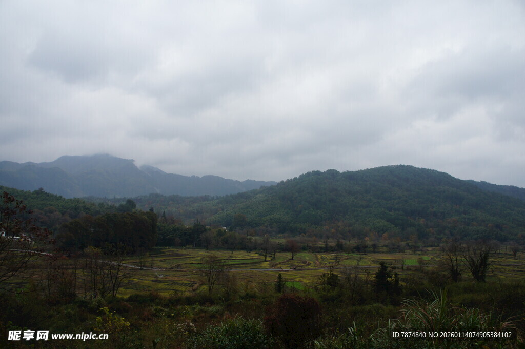 山间绿野 云雾缭绕之景