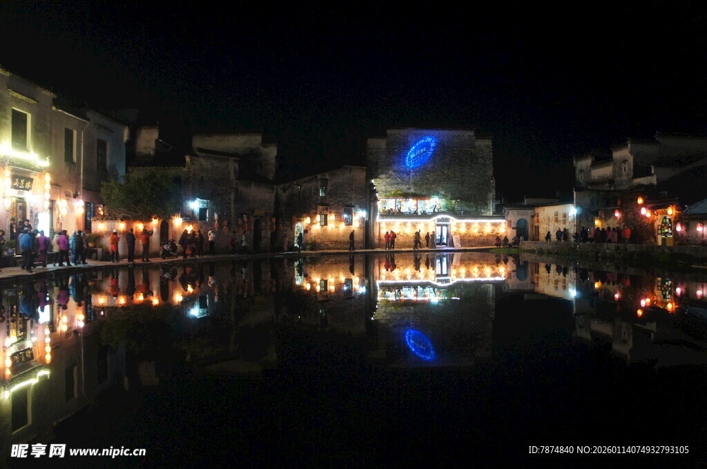 夜晚河畔璀璨灯光倒影