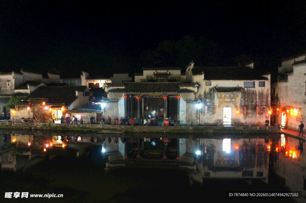 水乡夜景 古建倒映于湖面