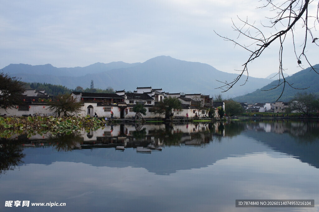 湖畔村落 山水相映成画
