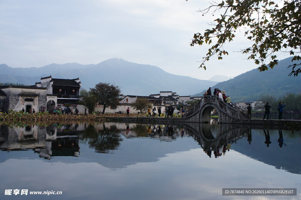 湖畔古村 山水相映成画