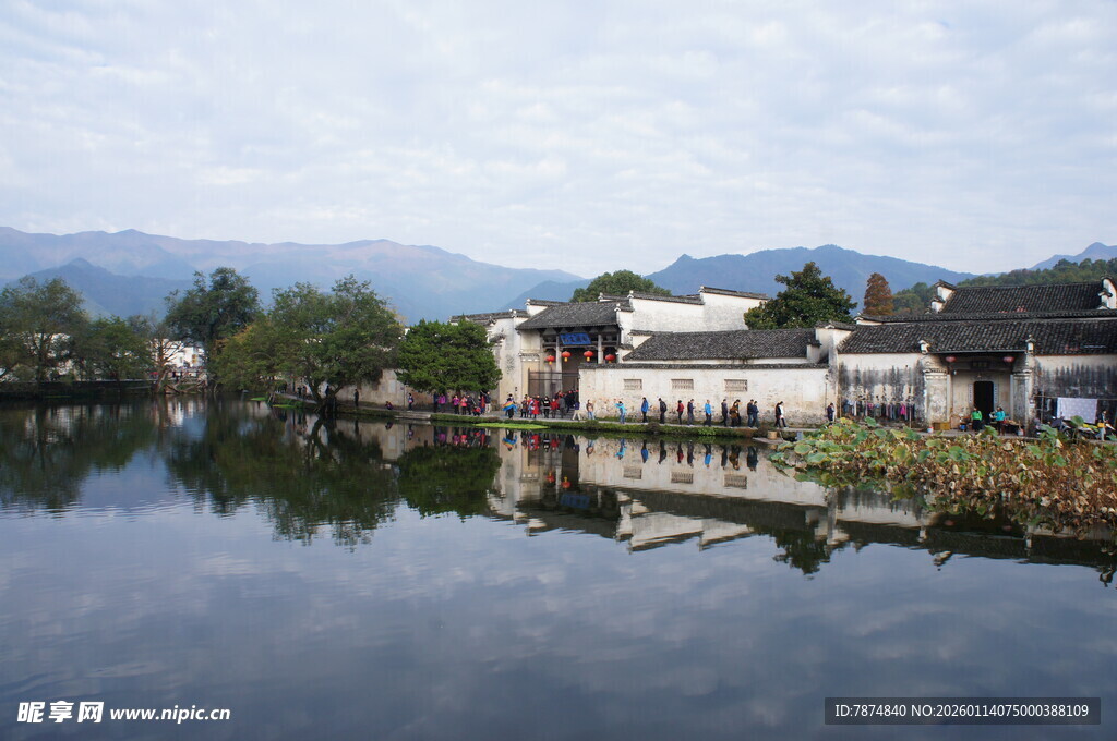 水乡村落湖面倒影美景