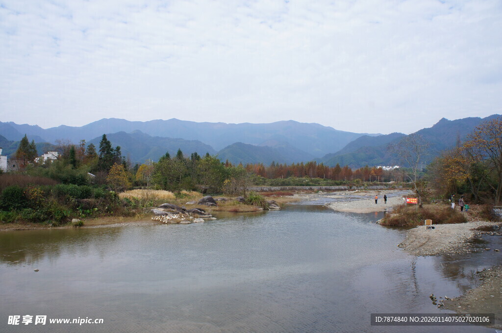 宁静河畔的山水风光