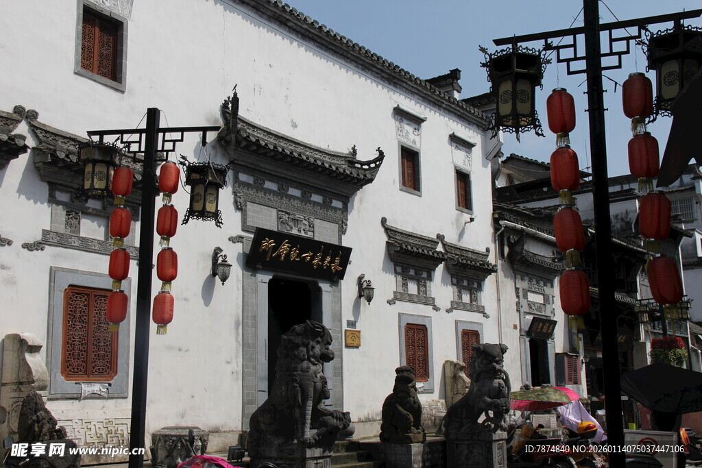 古巷中式建筑挂红灯笼