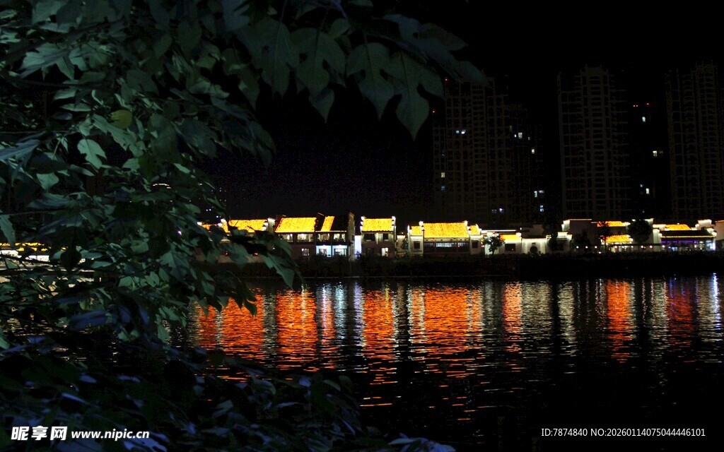 夜晚湖畔灯火倒映美景