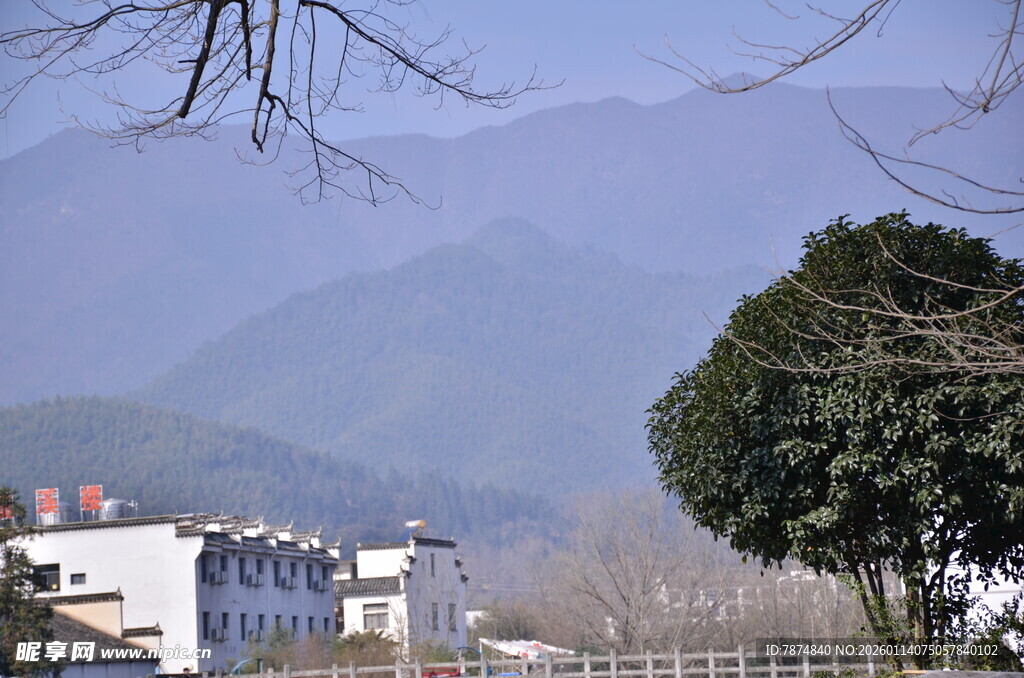山村远景 屋树与远山相映