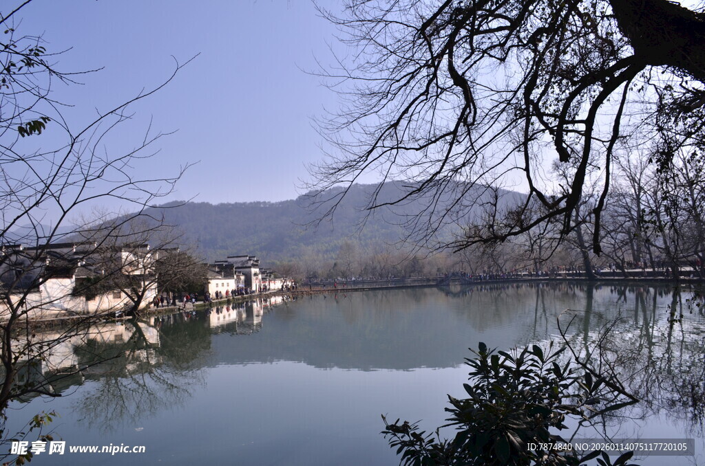 湖畔冬景 静谧山水人家